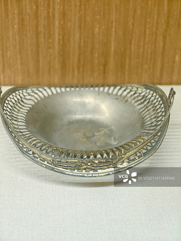 南宁市博物馆清花篮式提梁银果盘图片素材