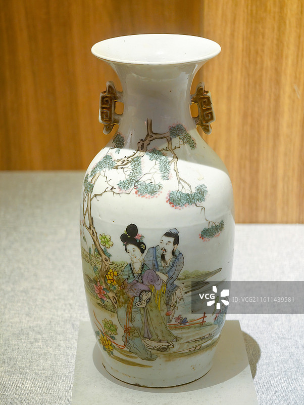 南宁市博物馆民国粉彩人物图瓶图片素材