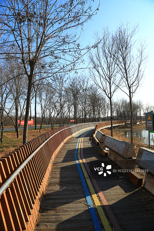 千年秀林景气佳，长河碧湖映朝霞 廊桥栈道水中走，大桥飞虹云际跨 楼台亭阁湖畔洒，生态雄安美如画图片素材