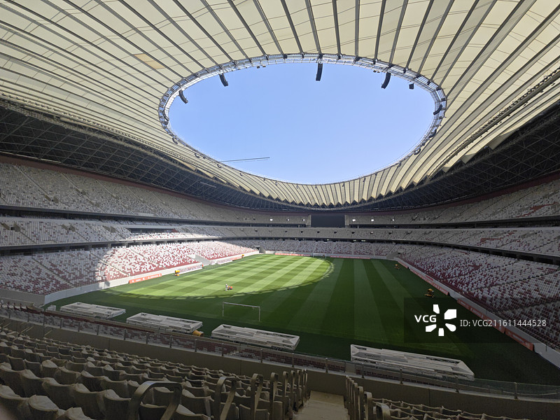 西安国际足球中心建筑红色现代建筑草坪万人足球场图片素材