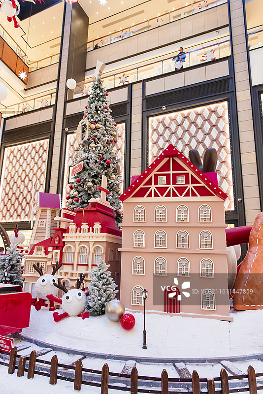 北京王府井商圈王府中環商场的圣诞装饰图片素材
