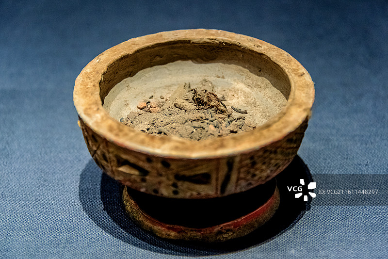 中国长沙湖南省博物馆馆藏马王堆汉墓辛追墓彩绘陶熏炉图片素材