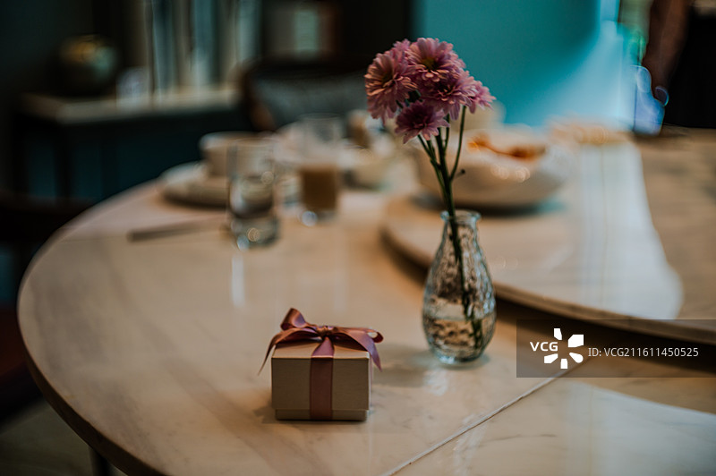 圣诞礼物与花的特写图片素材