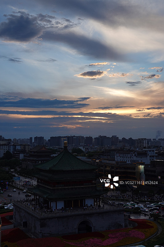 陕西省西安市开元商城8楼观景平台拍钟楼鼓楼晚霞日落图片素材