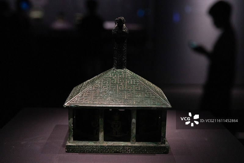 浙江博物馆 伎乐铜屋模型  绍兴坡塘狮子山306号墓出土图片素材