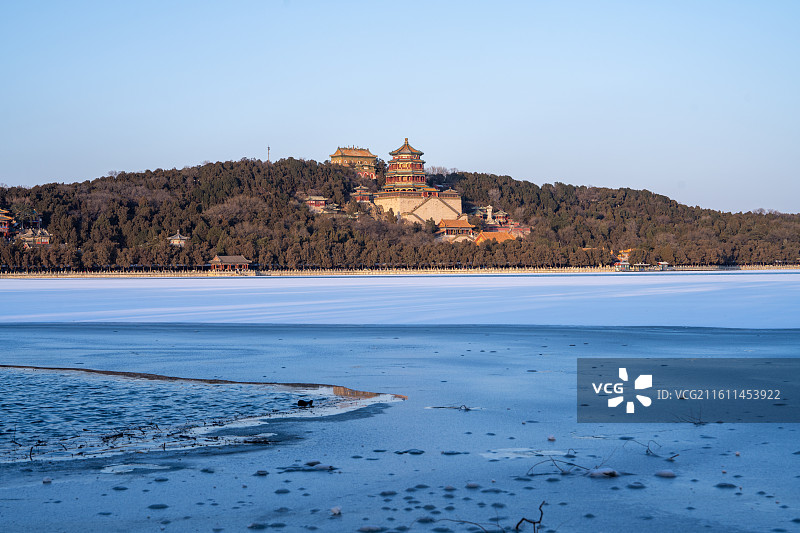 北京颐和园万寿山佛香阁 冬日半结冰昆明湖园林景观图片素材