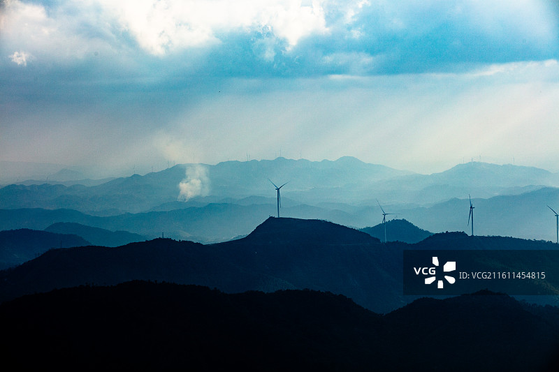 风景丁达尔光风力发电场图片素材