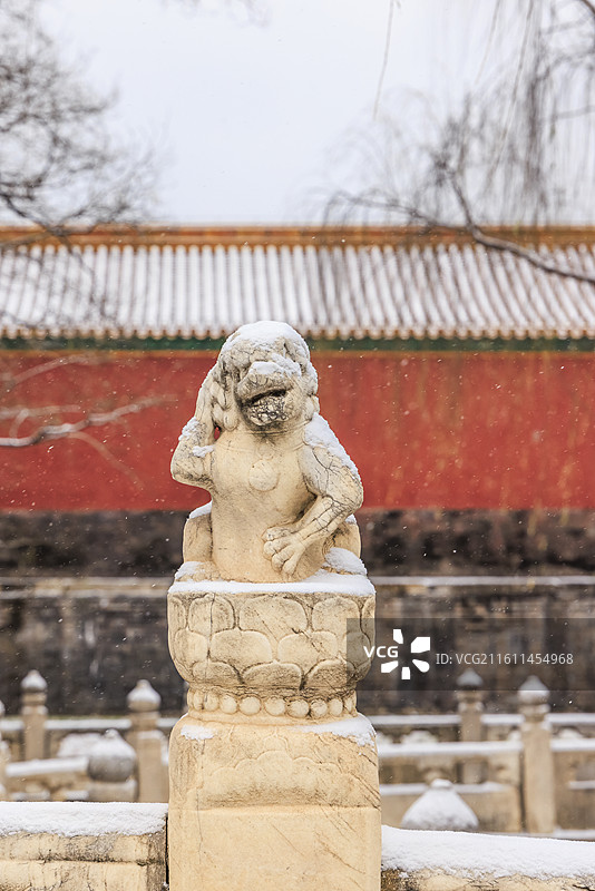 大雪时节紫禁城初雪断虹桥上可爱的小神兽图片素材