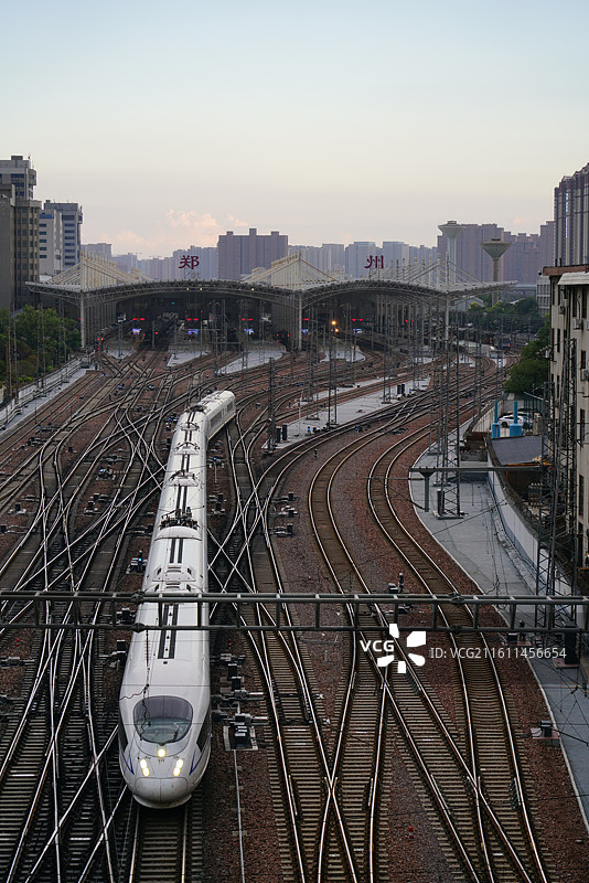 郑州火车站铁轨高铁动车图片素材