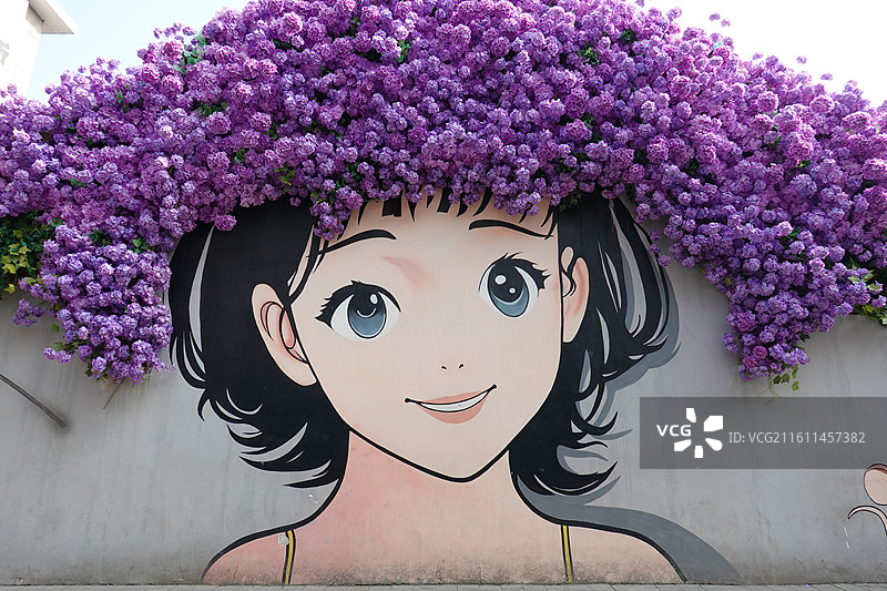 陕西省西安市西安城墙建国门老菜场：墙绘簪花少女动漫女孩紫色花帽图片素材