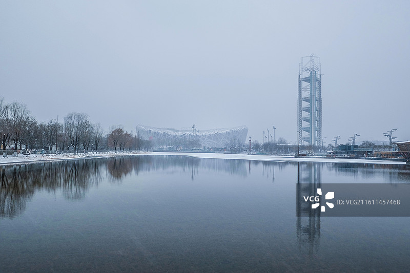雪中的鸟巢和玲珑塔图片素材