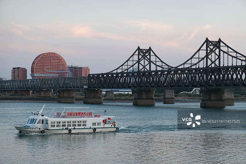 辽宁省丹东市振兴区鸭绿江断桥中朝友谊桥：远眺朝鲜新义州太阳楼晚霞夕阳图片素材