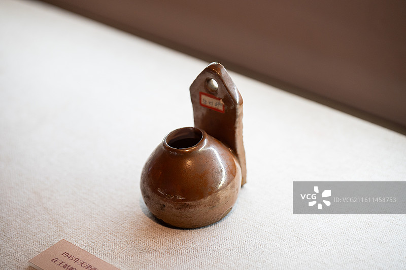 天津博物馆 1945年天津西郊区党组织发动农民在王姑娘庄一带挖地道用的煤油灯图片素材