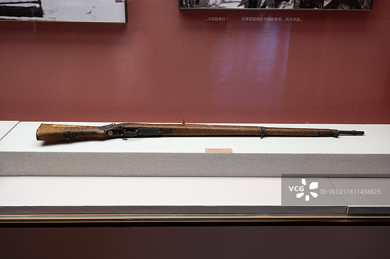 天津博物馆 天津市纪念抗日战争胜利80周年文物展 民兵队长张秀峰缴获敌人的三八步枪图片素材