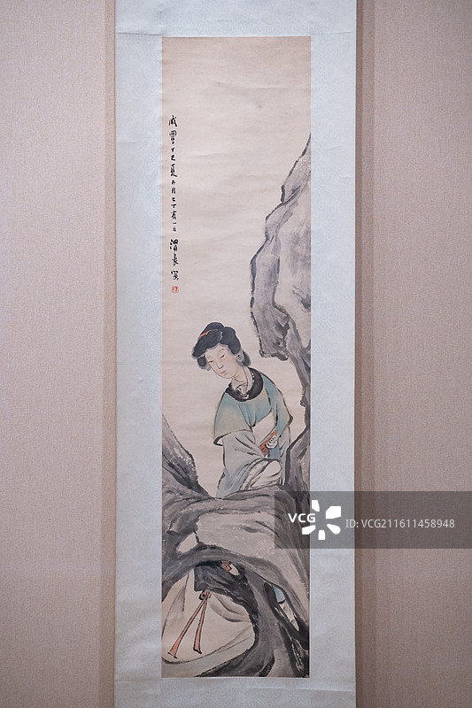 天津博物馆 清代后期人物画特展 清 任熊 文石仕女图轴 ‌纸本设色‌ 咸丰丁巳年(1857) 35岁图片素材