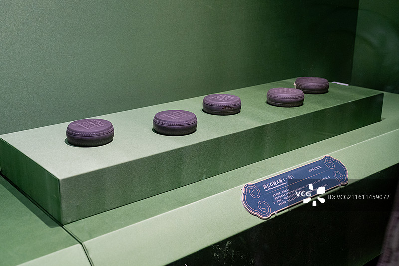 故宫博物院 百年守护展 清中期 端石石鼓式砚（一套） 清宫旧藏器，原存造办处图片素材