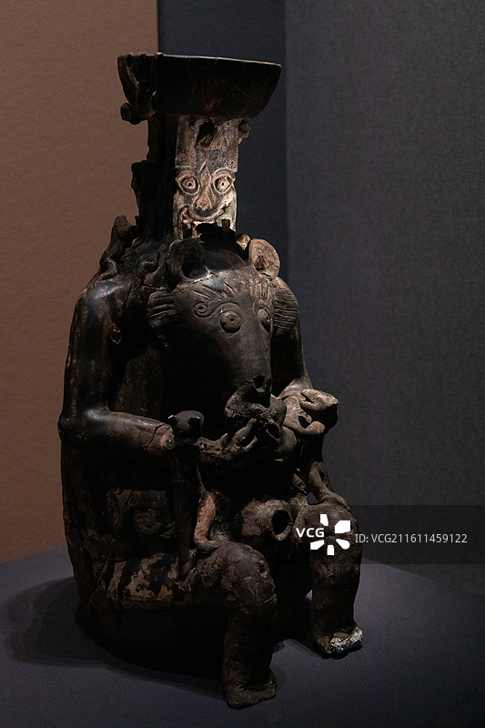 浙江博物馆 越窑黑釉熊灯 东汉(25-220年)1974年上虞百官出土图片素材