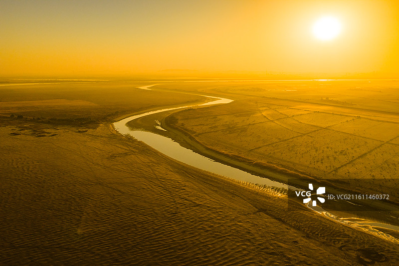 航拍长江航道日出风光及长江上的运输船图片素材