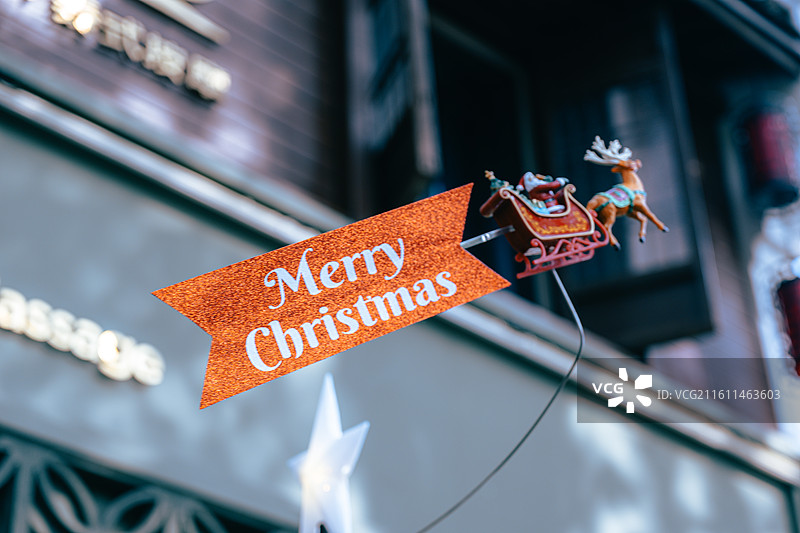 圣诞树上旋转的圣诞节驯鹿拉横幅的玩具特写图片素材