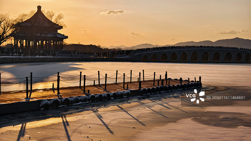 2025冬日初雪于北京颐和园昆明湖图片素材