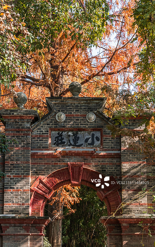 秋天的湖州南浔古镇小莲庄，中西合璧风格牌坊图片素材