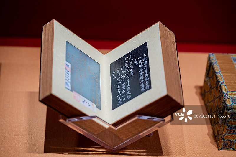 故宫博物院 百年守护展 清乾隆 青玉刘秉恬书“御制优恤土尔扈特部众记”册图片素材