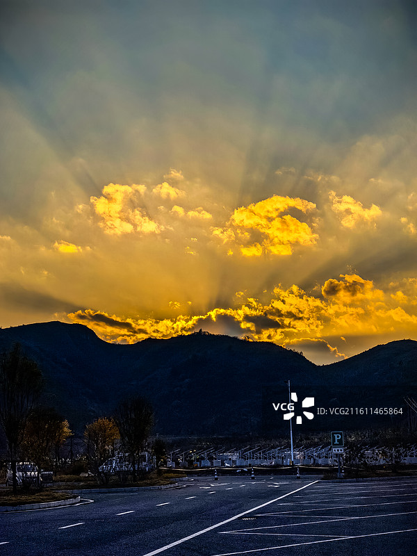 中国贵州高原大山上日落时分的晚霞和丁达尔光图片素材