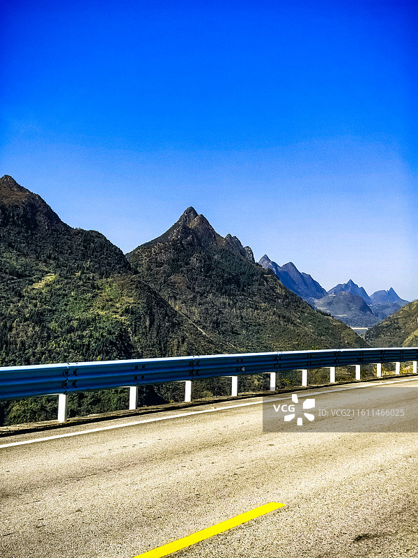 沪昆高速中国贵州安顺市镇宁关岭境内沿途喀斯特峰林风光，中国远征军出发地图片素材