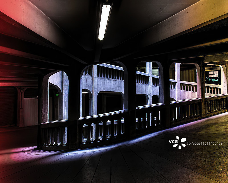 夜间照明桥梁的低角度视图图片素材