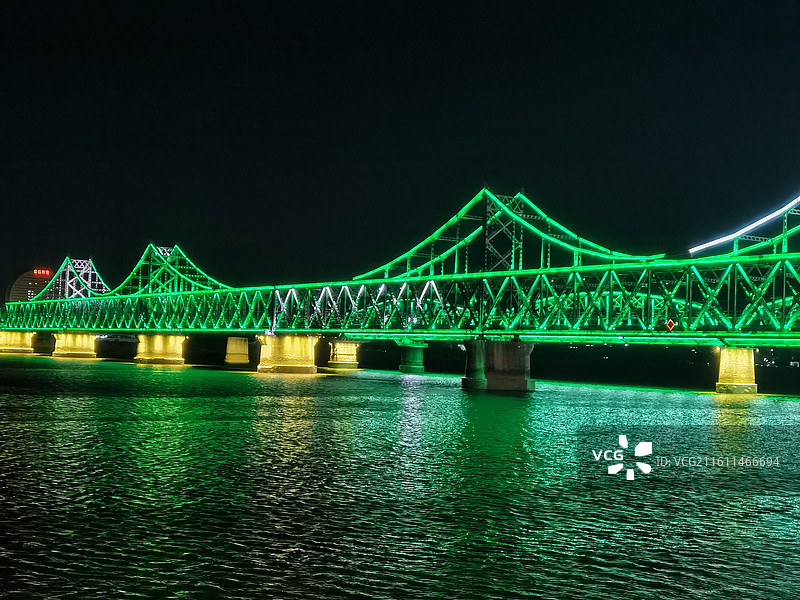 辽宁省丹东市振兴区鸭绿江断桥景区：中朝友谊桥夜景灯光秀图片素材
