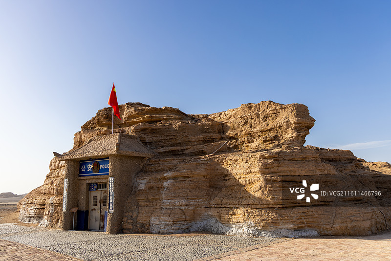甘肃酒泉敦煌世界地质公园雅丹景景区内 最孤独的雅丹派出所图片素材