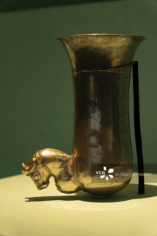 牛首来通杯，银，公元前7世纪至公元前6世纪，或出土于伊朗卡尔马卡雷洞穴，科威特伊斯兰珍宝馆收藏图片素材