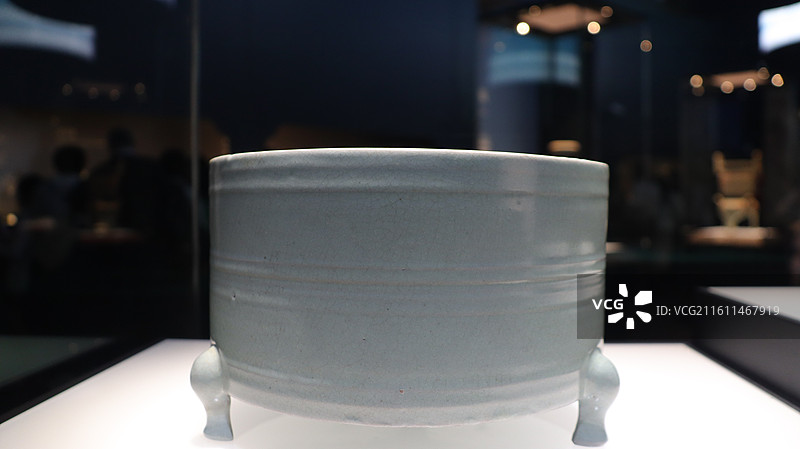 2025 上海博物馆东馆融古烁新 宋元明青铜器的复古与创新展览 汝窑瓷樽式炉图片素材
