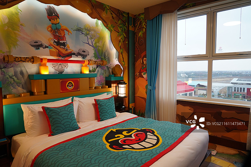 上海乐高乐园度假区和酒店的奇妙冬日圣诞季多巴胺的城堡砖块拼搭的积木梦想天地图片素材