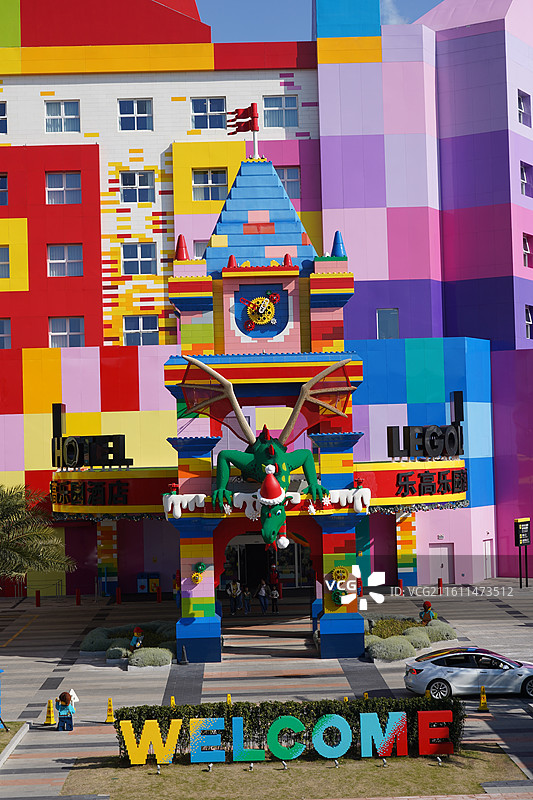 上海乐高乐园度假区和酒店的奇妙冬日圣诞季多巴胺的城堡砖块拼搭的积木梦想天地图片素材