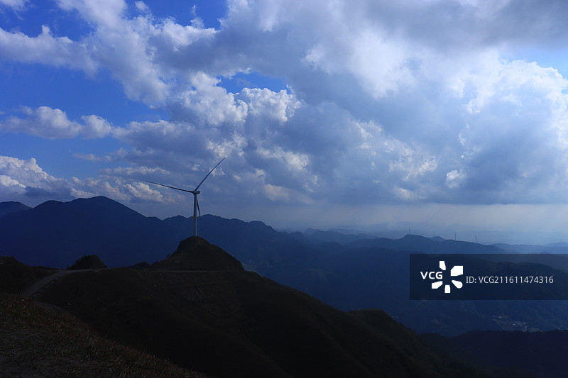 风力发电场的丁达尔光图片素材