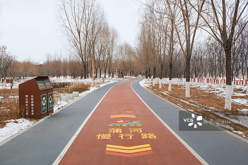 沈阳沈北蒲河生态廊道，冬季城市风光，滨水漫道，蒲河景观路蒲河慢行路，运动休闲，生活健康户外素材图片素材