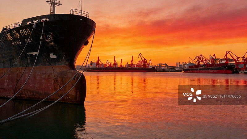 西港花园码头：朝霞下的锈迹巨轮工业之美图片素材