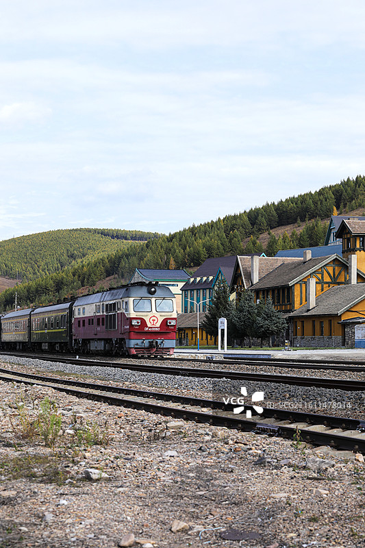 秋天内蒙古阿尔山交通运输火车站及绿皮火车图片素材