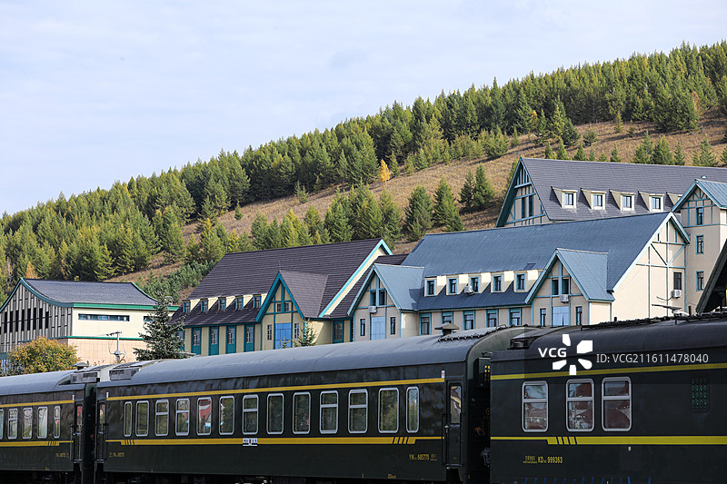 秋天内蒙古阿尔山交通运输火车站及绿皮火车图片素材