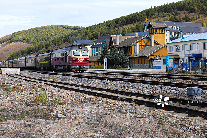 秋天内蒙古阿尔山交通运输火车站及绿皮火车图片素材