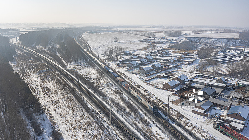 HXD2机车牵引货车接近京哈线蔡家沟站图片素材