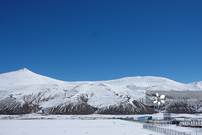西藏昌都市八宿县邦达镇邦达机场邦达草原雪景图片素材