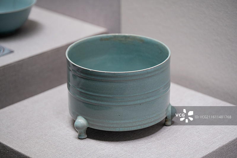 故宫博物院 陶瓷馆 北宋 汝窑淡天青釉弦纹三足樽式炉 禁止出境文物图片素材