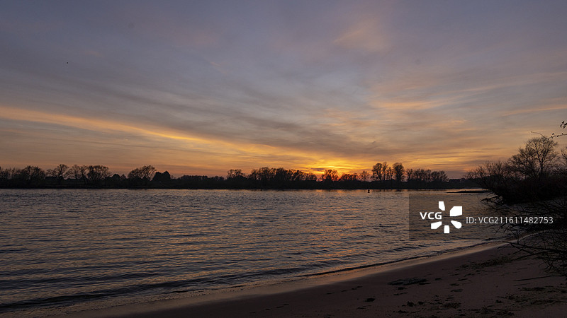 德国汉堡易北河边圣诞节期间落日的风景图片素材