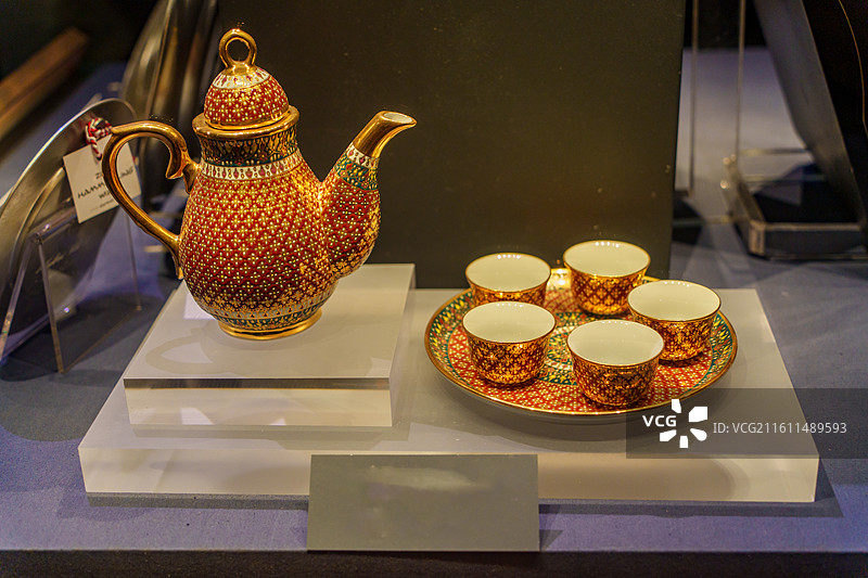 浙江省温州市博物馆中展出的泰式Benjarong珐琅彩茶具图片素材