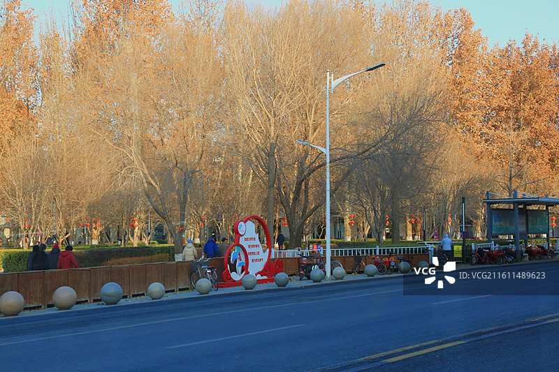 千年秀林景气佳，长河碧湖映朝霞 廊桥栈道水中走，大桥飞虹云际跨 楼台亭阁湖畔洒，生态雄安美如画图片素材