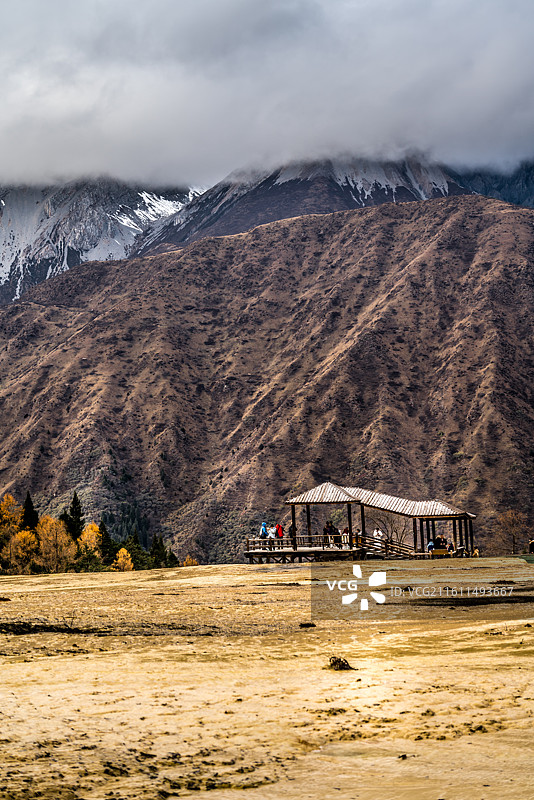 高原雪山下的小木屋图片素材