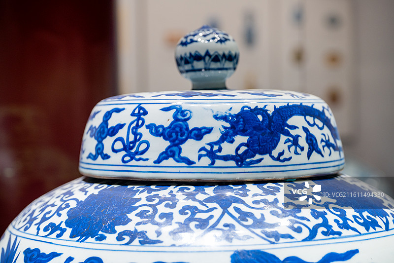 故宫博物院 陶瓷馆 明嘉靖 青花云龙纹 “寿”字盖罐图片素材
