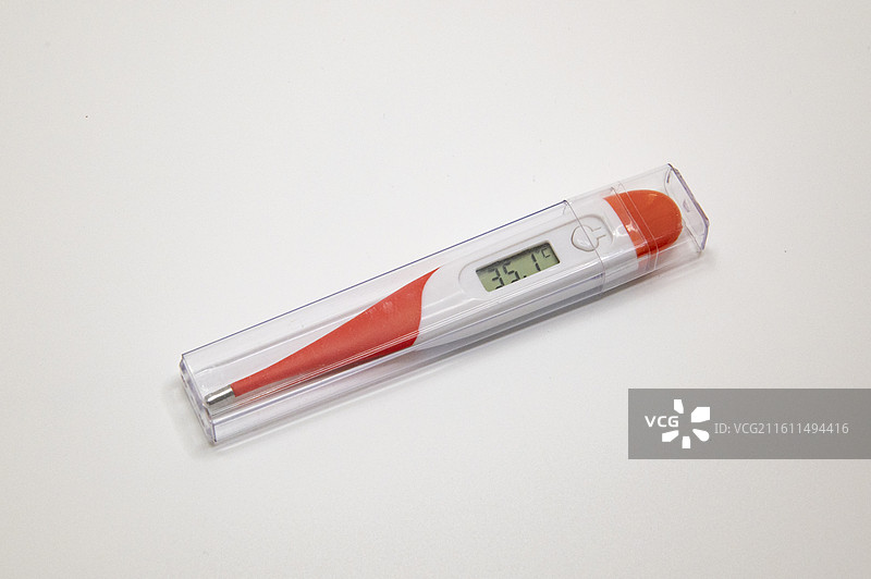 白色背景装在盒子里的电子体温计图片素材
